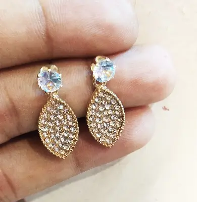 Picture of Metal earrings for women - Gold