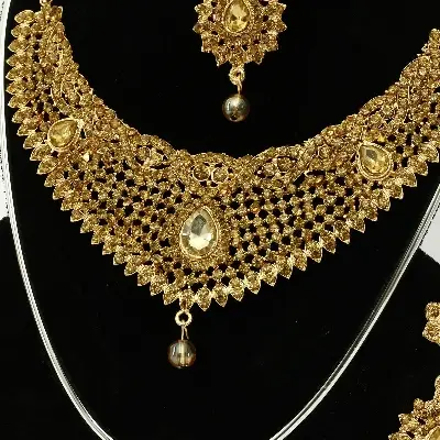 Picture of Exclusive Design 3 Part Jewelery Set for Women (Necklace, Earrings and Tickle) high qulity - Gold