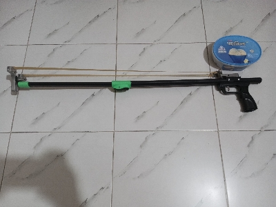 Picture of High quality Slingshott Rifle catapult for target practice Owl model telescopic 2 section folding with alloy head, resin handle grip and zinc alloy spreader sport archery (simple, carriable and smart model) (Black and Green)