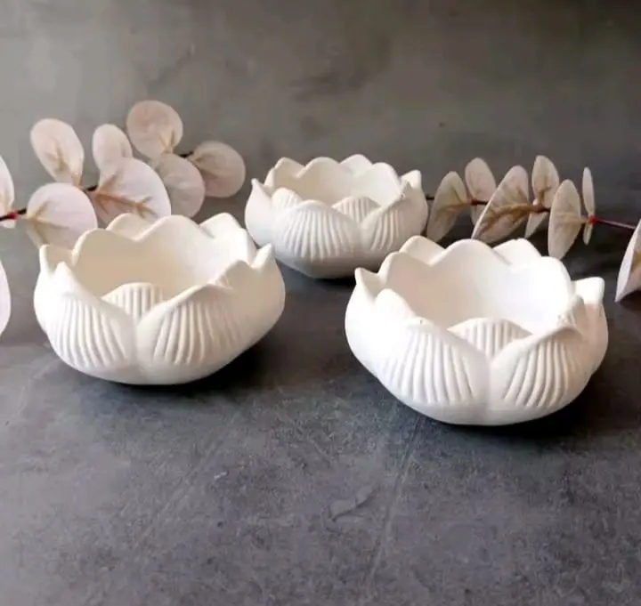 Picture of 01 piece Lotus shaped indoor planter White