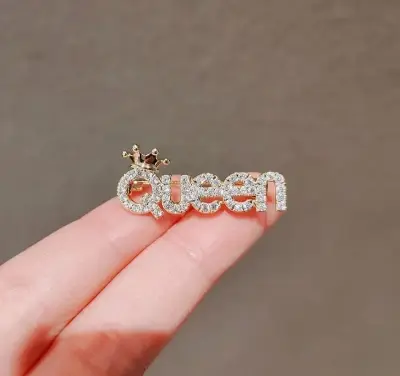 Picture of Mini queen brooch for women Gold