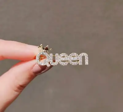 Picture of Mini queen brooch for women Gold