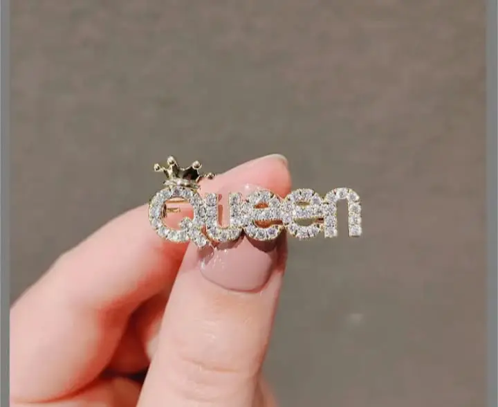 Picture of Mini queen brooch for women Gold