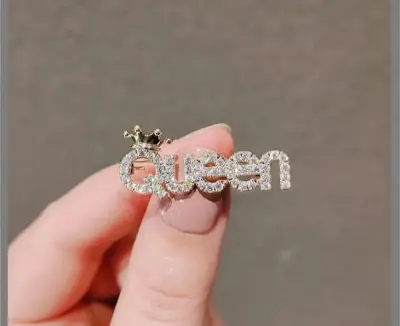 Picture of Mini queen brooch for women Gold