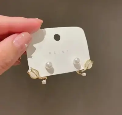 Picture of Transparent Tulip Ear ring for Women Gold