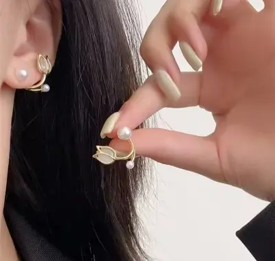 Picture of Transparent Tulip Ear ring for Women Gold