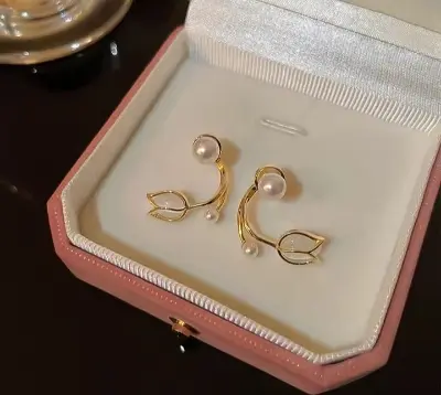 Picture of Transparent Tulip Ear ring for Women Gold