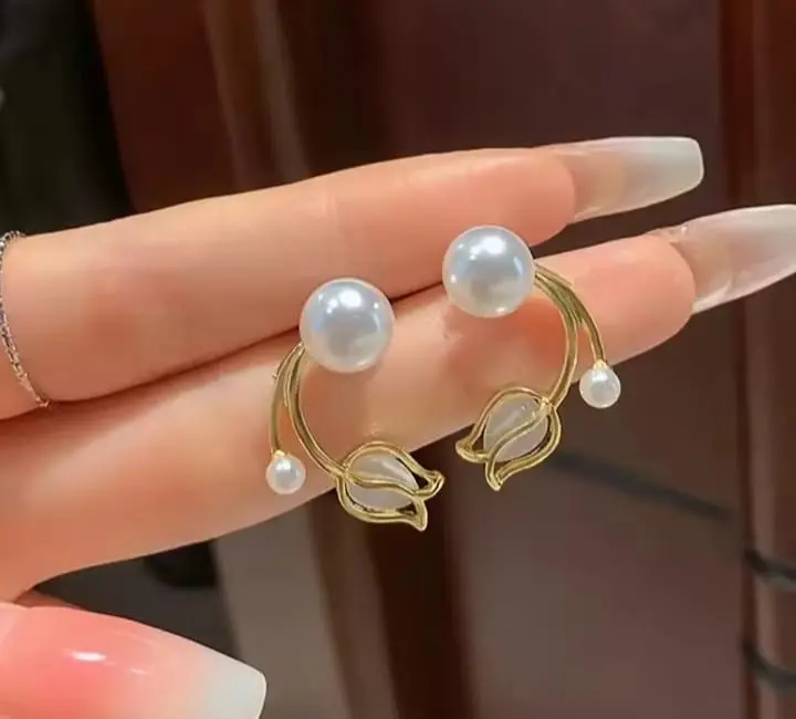 Picture of Transparent Tulip Ear ring for Women Gold