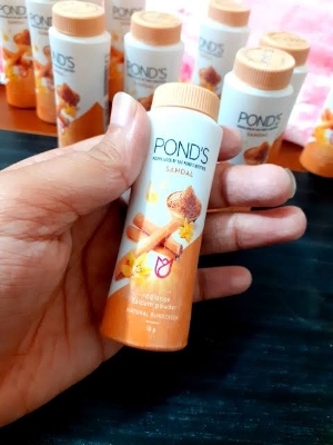 Picture of Ponds Sandal Radiance talcum powder -15ml