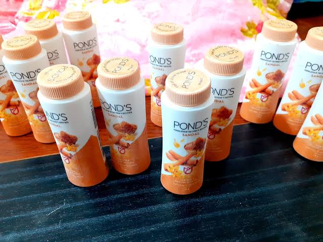 Picture of 3 pcs Ponds Sandal Radiance talcum powder-15ml
