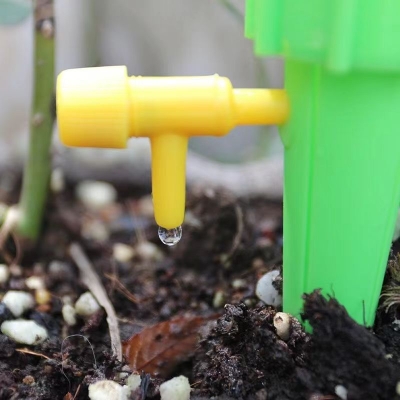 Picture of Automatic flower watering device for business trips, household water seepage device, timed adjustable flow rate, drip irrigation, lazy watering device (Green 5pcs)