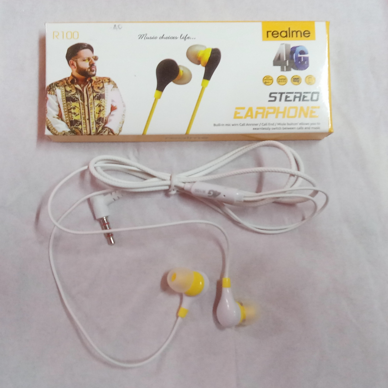 Picture of Realme R-100 4G Super Bass Stereo Earphone with built in Mic headphone - Earphone