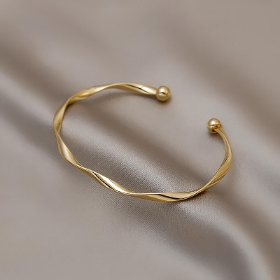 Picture of Classic Premium Retro Style Twisted Twist Metal Bracelet for Women Gold 