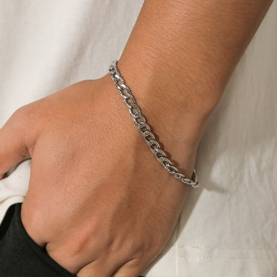 Picture of Stylish Bracelet for Men And Women Silver 21 CM