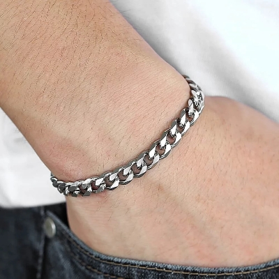 Picture of Stylish Bracelet for Men And Women Silver 21 CM