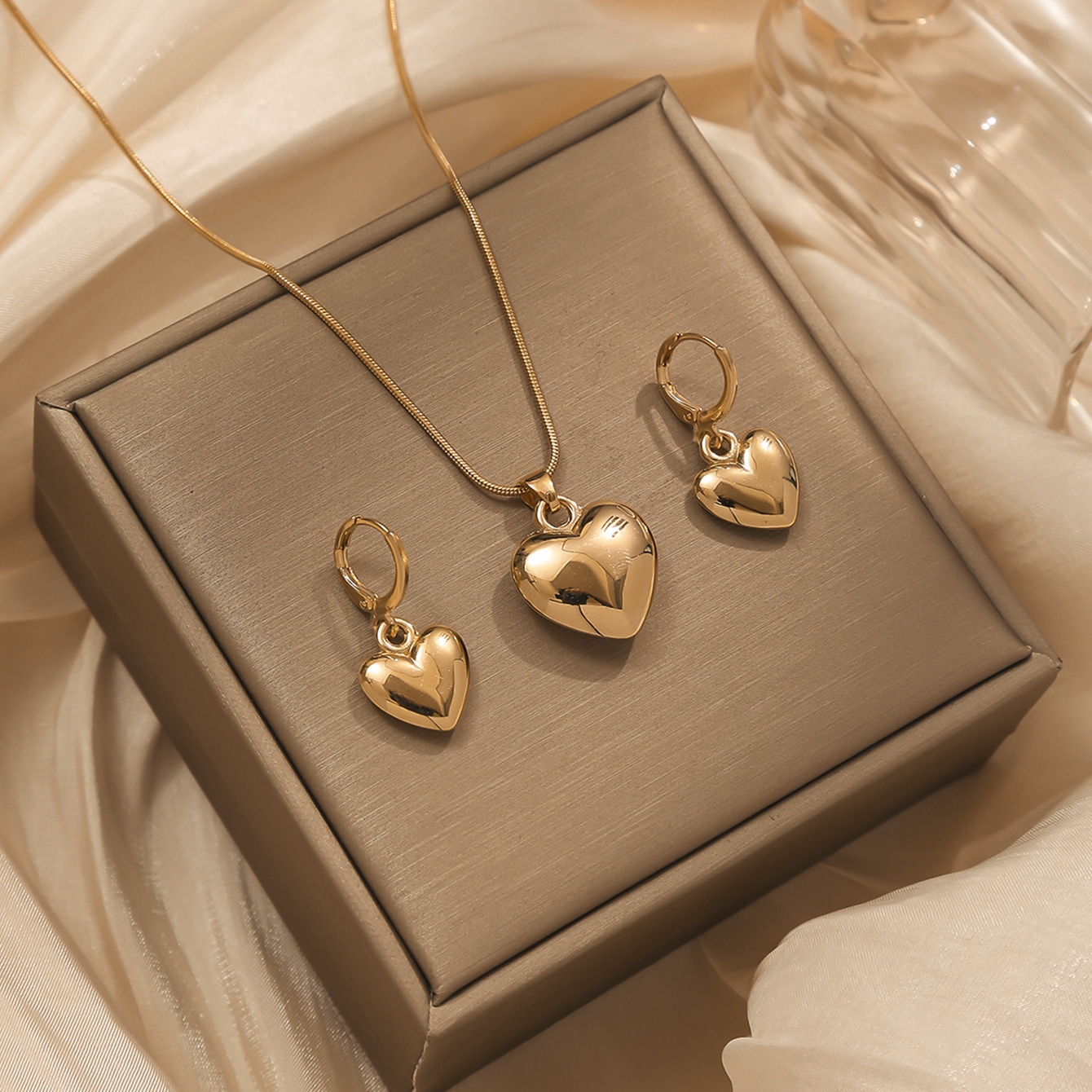 Picture of Fashion Golden Heart Pendant Earrings Necklace Bracelet Jewelry Set Gold 