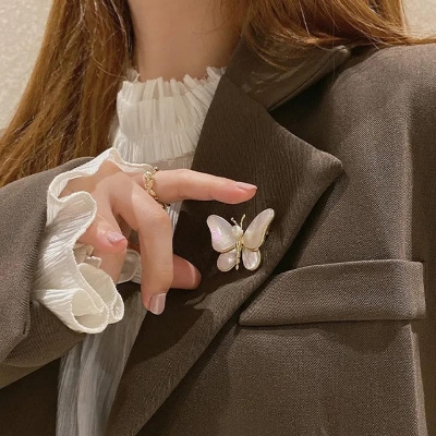 Picture of Fashion Shiny Pearl Butterfly Brooch Insect Pins Women Banquet Wedding Jewelry