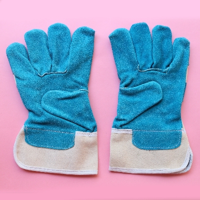 Picture of SAFETY GLOVE. "CANADIAN SYTLE". COW SPLIT PALM. COTTON FABRIC BACK AND CUFF -Leather Working Gloves