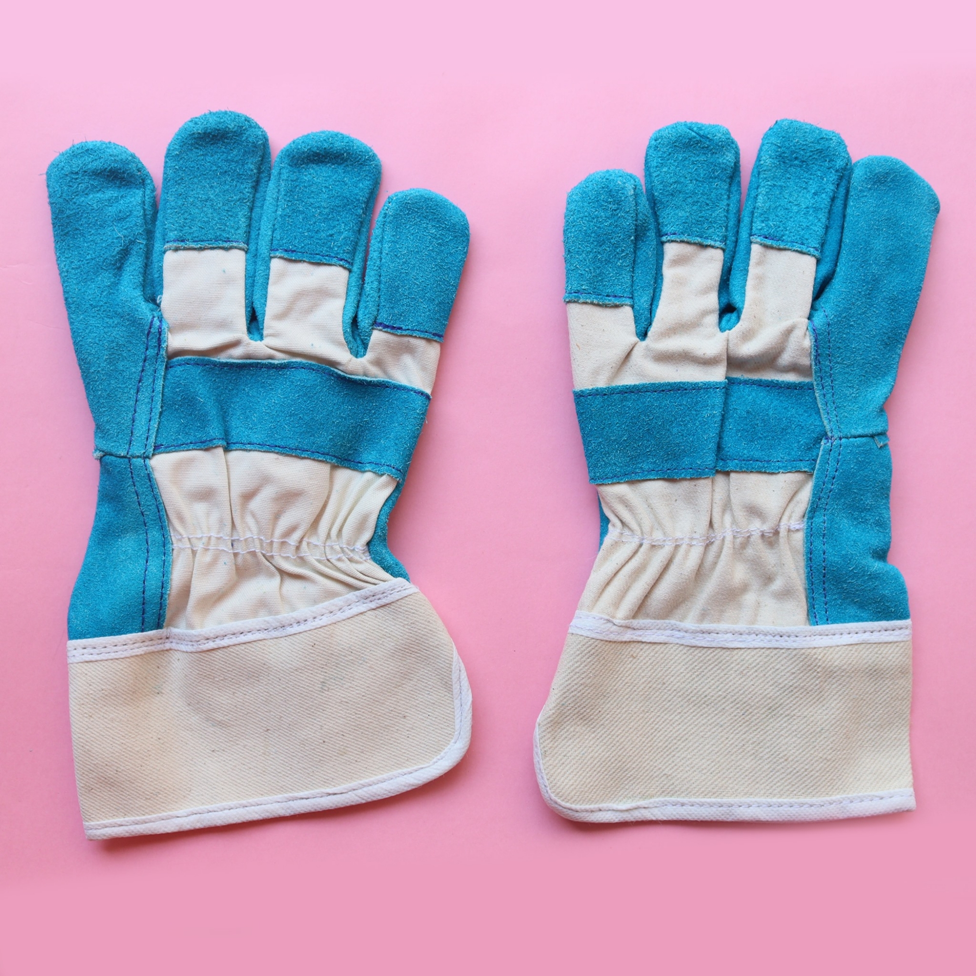 Picture of SAFETY GLOVE. "CANADIAN SYTLE". COW SPLIT PALM. COTTON FABRIC BACK AND CUFF -Leather Working Gloves