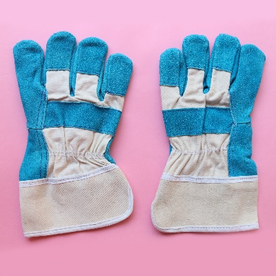 Picture of SAFETY GLOVE. "CANADIAN SYTLE". COW SPLIT PALM. COTTON FABRIC BACK AND CUFF -Leather Working Gloves