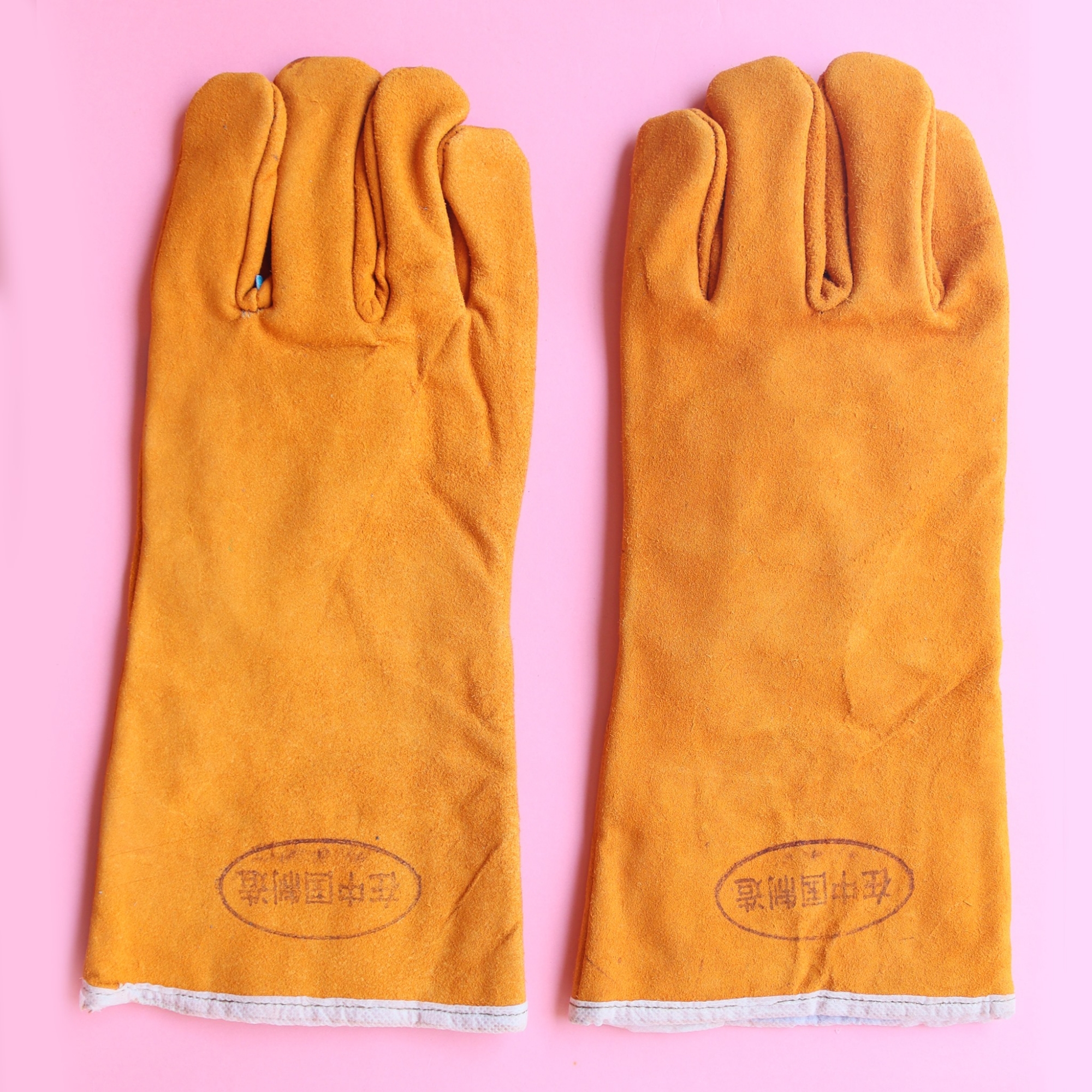 Picture of SAFETY GLOVE. "CANADIAN SYTLE". COW SPLIT PALM. COTTON FABRIC BACK AND CUFF -Leather Working Gloves